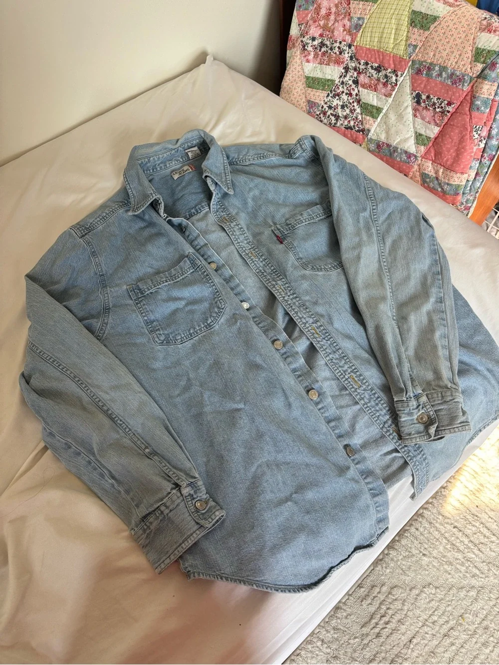 Levi's Light Wash Denim Shirt Jacket in Pale Blue